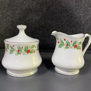 VTG China Pearl Fine China Noel Creamer and Sugar Set Holly Berries‎